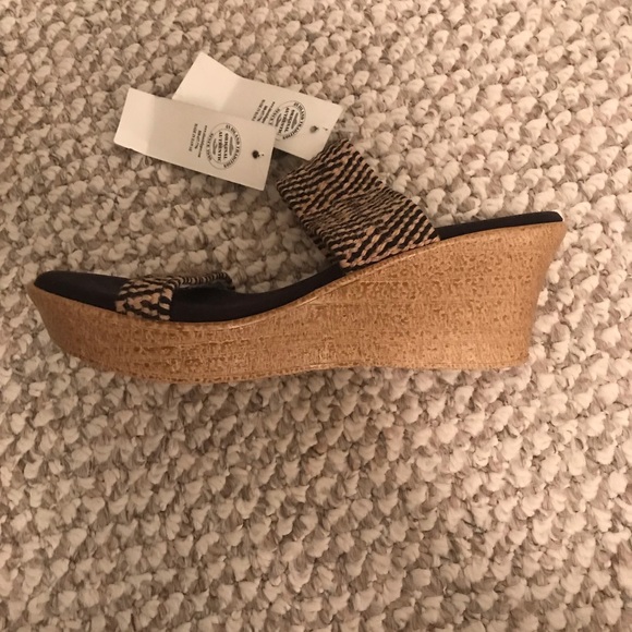 NWT wedge sandal - Picture 3 of 3